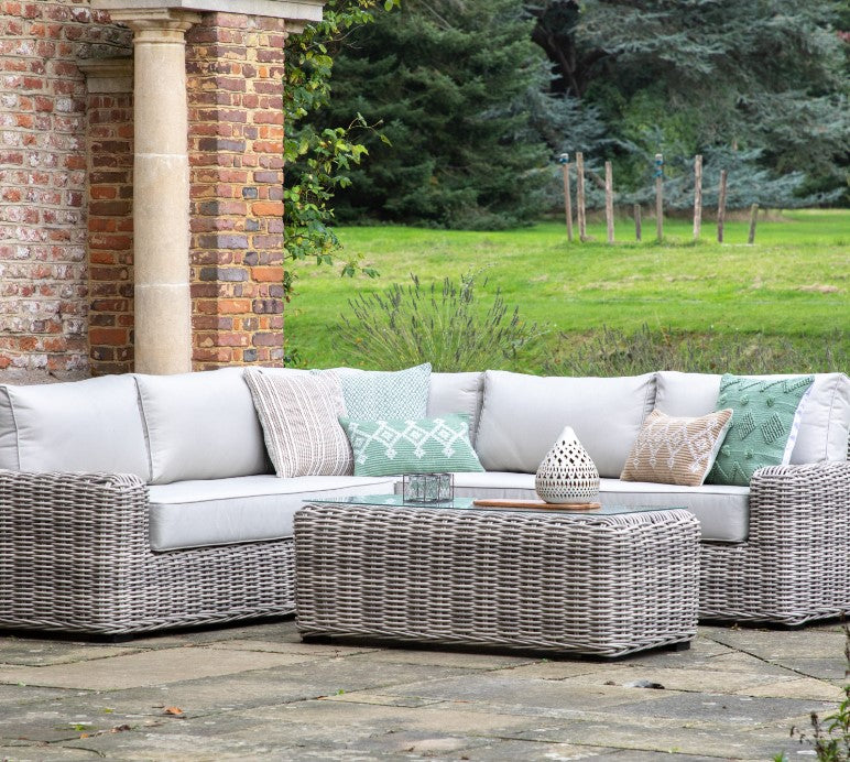 Tips and tricks on a great outdoor garden entertaining area.