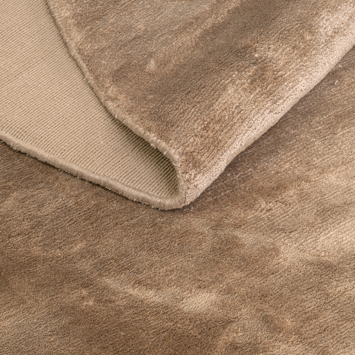 Promo material Nilla taupe carpet color swatch