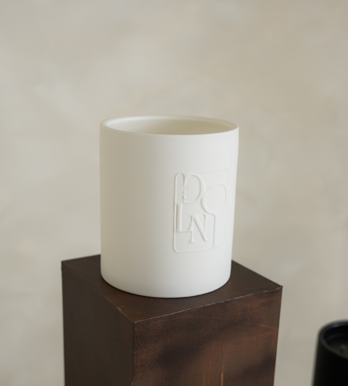 Dolni XL White Ceramic 2200g Amber & Patchouli Candle