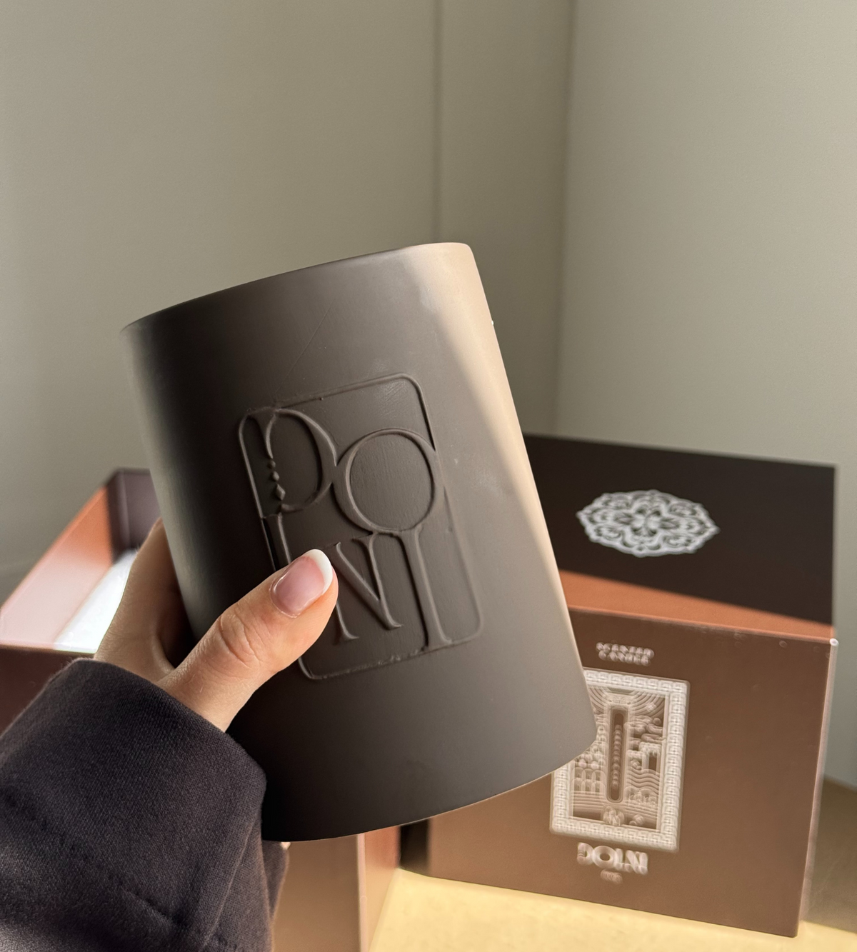 Dolni Large Brown Ceramic 600g Tobacco & Oud Candle