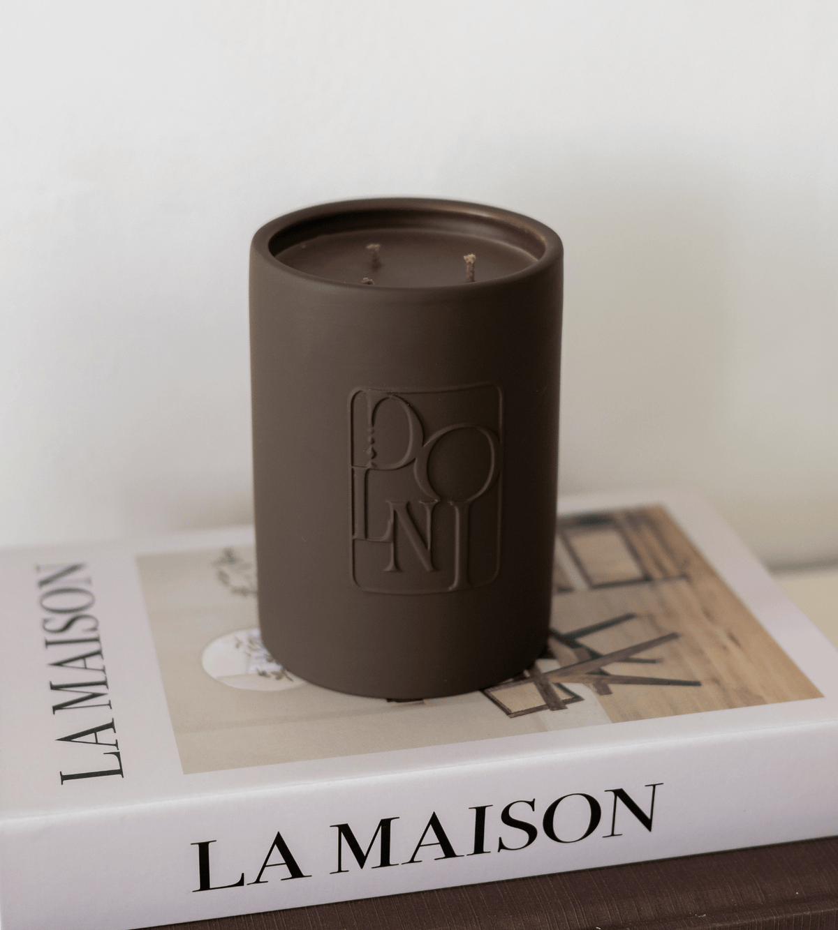 Dolni Large Brown Ceramic 600g Tobacco & Oud Candle