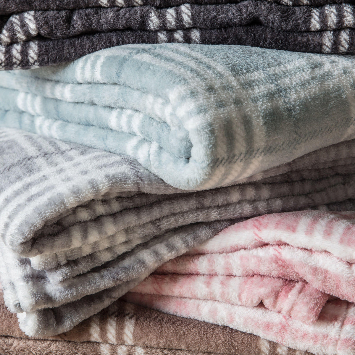 Blakelands Checkmate Rolled Fleece Grey 1400x1800mm.