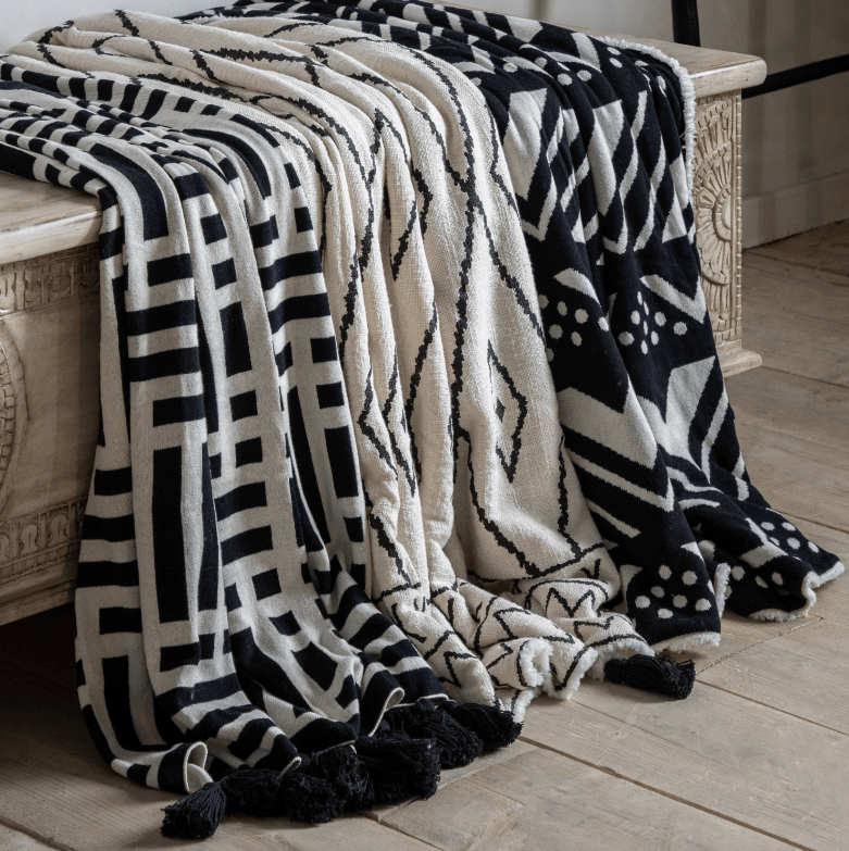 Devoran Knitted Tassel Throw Black.