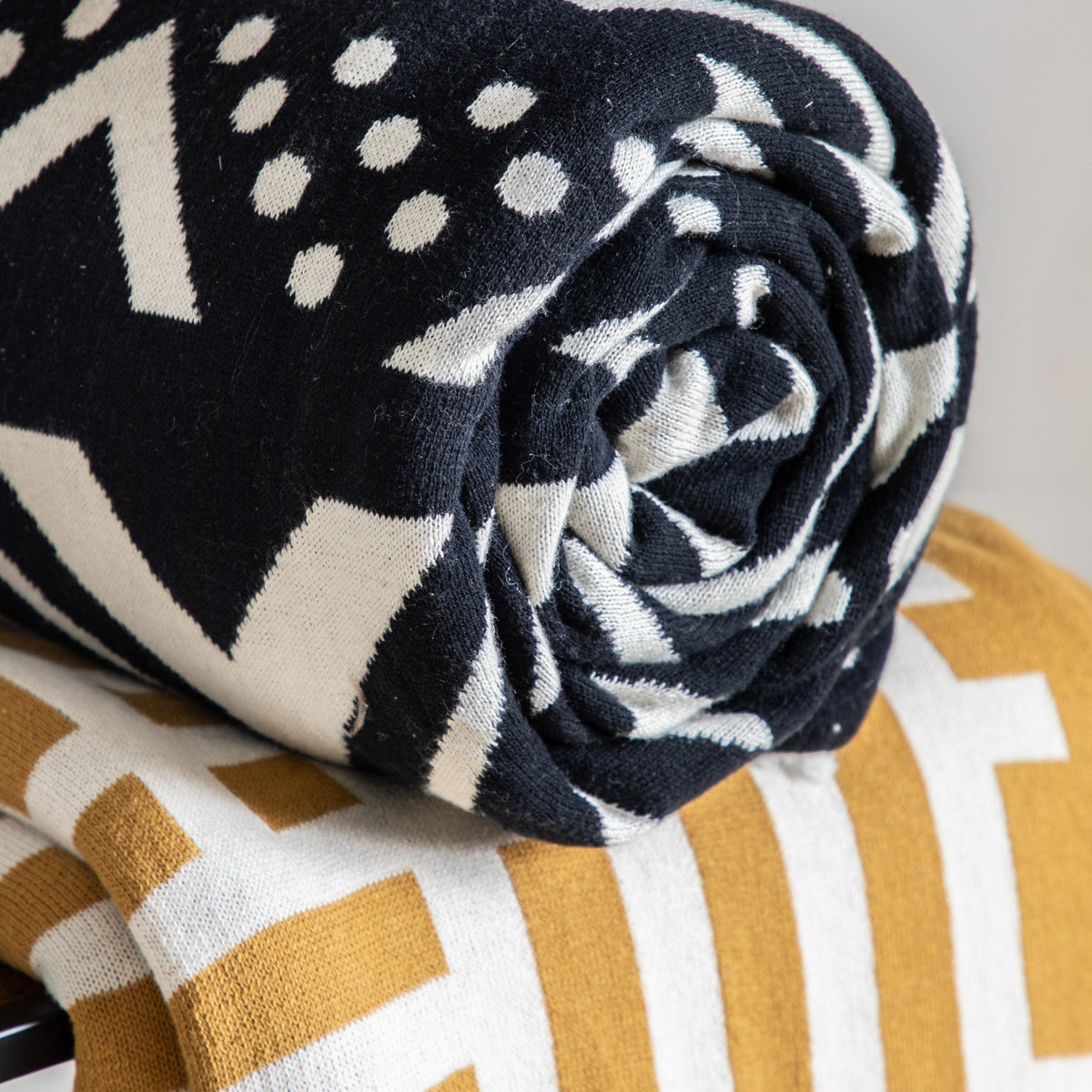 Bodhi Accessories Houndslow Knit Sherpa Rev Throw Black House of Isabella UK