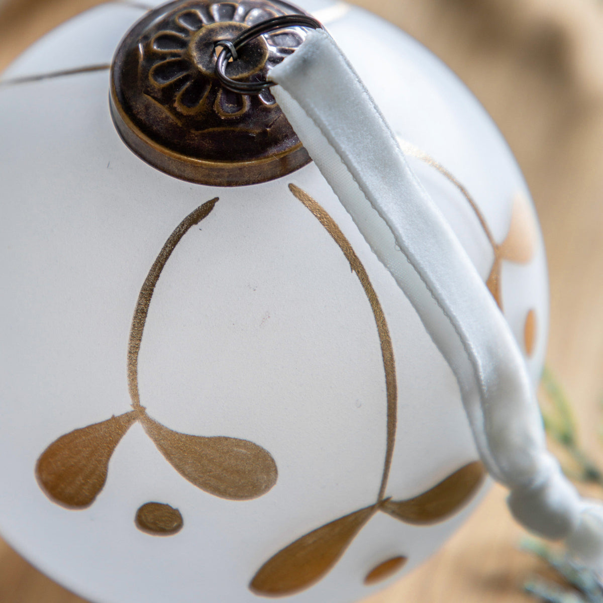 Bodhi Gifts & Hampers Mistel Baubles White Gold Set of 4 Large House of Isabella UK