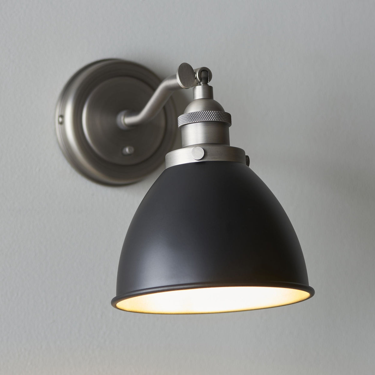 Canada Wall Light - Black/Pewter.