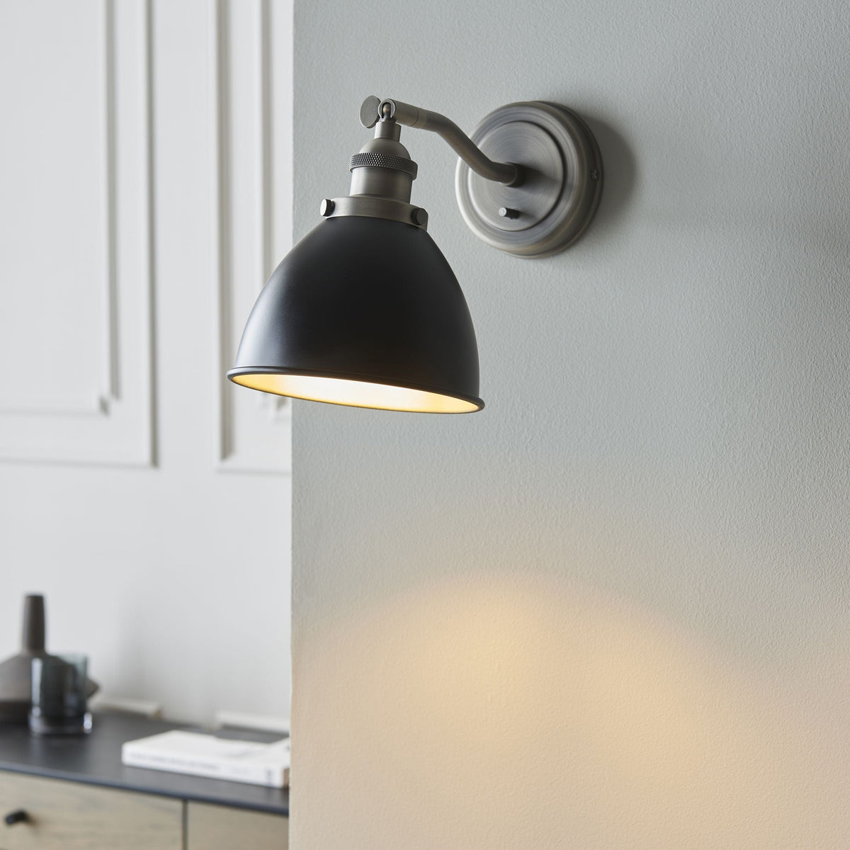 Canada Wall Light - Black/Pewter.