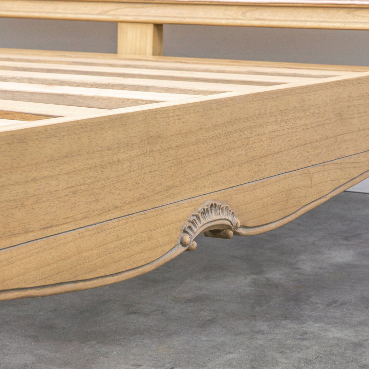 Blowinghouse 6' Linen Upholstered Bed Weathered.