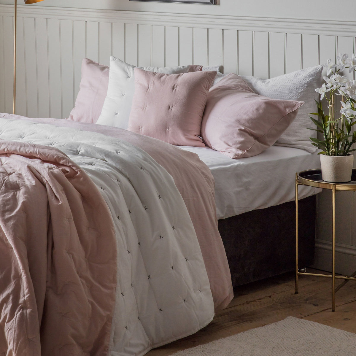 Boswin Stitch Bedspread White Blush.