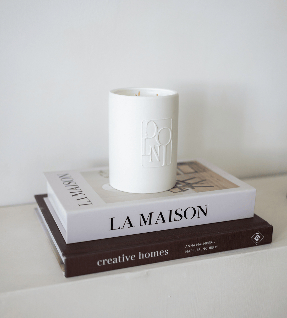 Dolni Accessories Large White Ceramic 600g Amber & Patchouli Candle House of Isabella UK