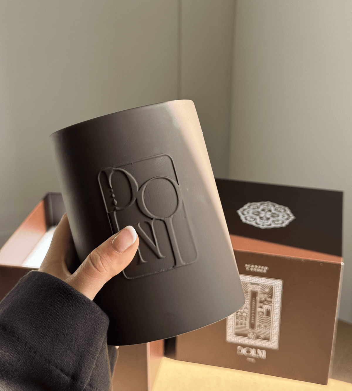 DOLNI CANDLE Dolni Large Brown Ceramic 600g Tobacco & Oud Candle House of Isabella UK