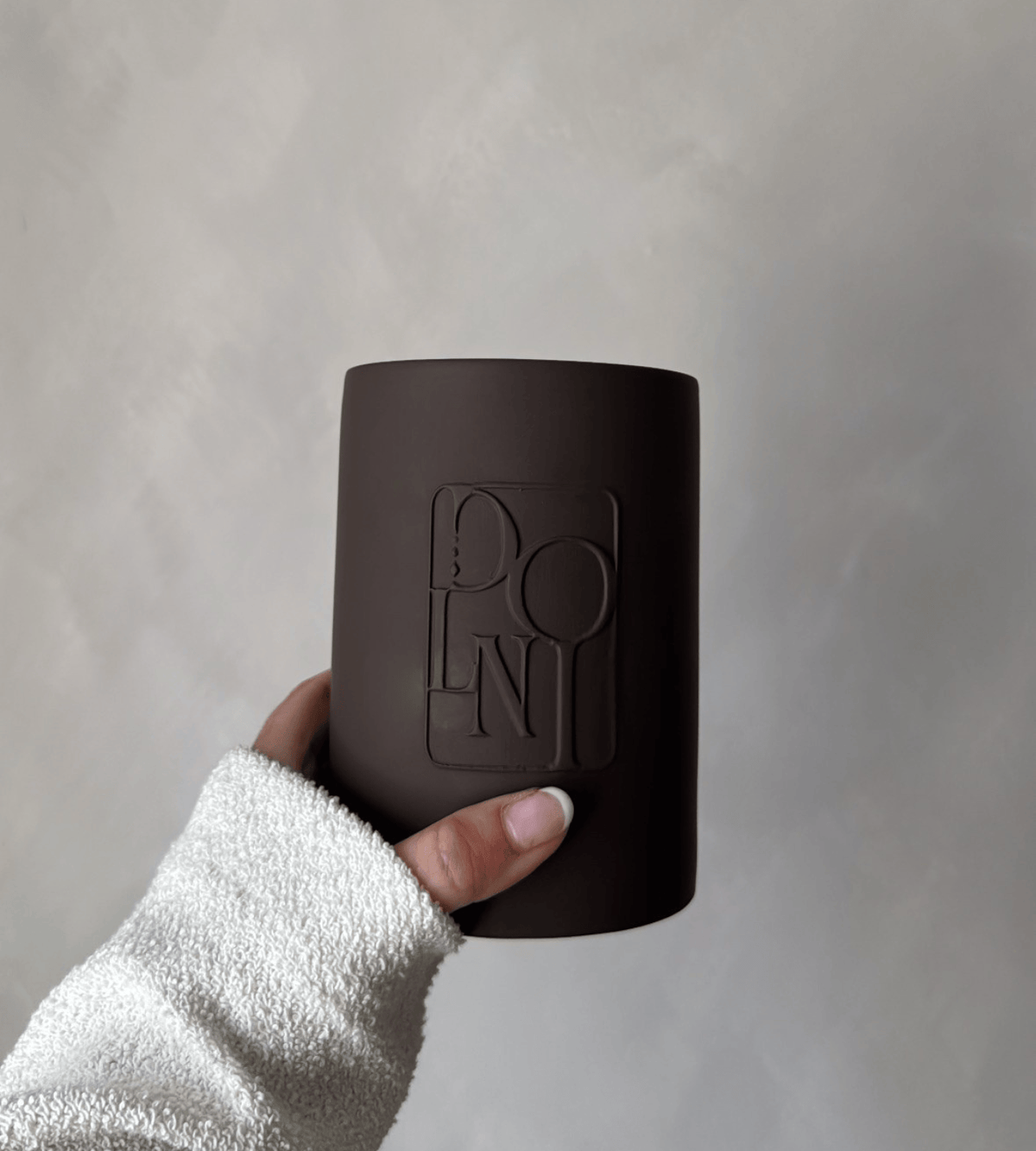 DOLNI CANDLE Dolni Large Brown Ceramic 600g Tobacco & Oud Candle House of Isabella UK