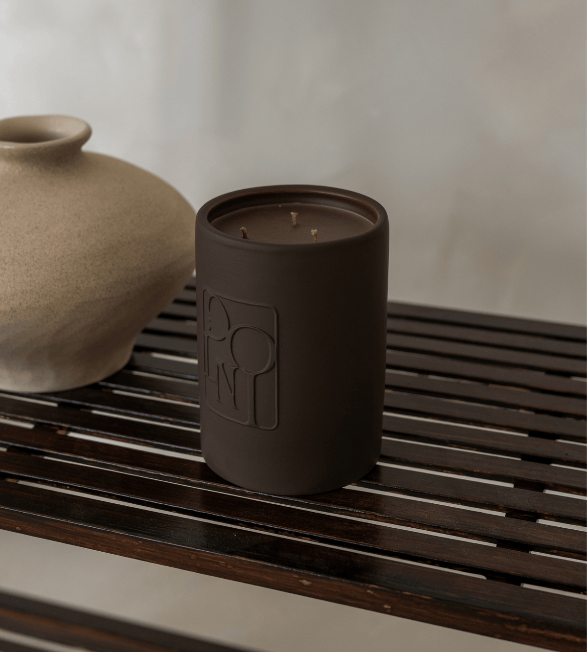 DOLNI CANDLE Dolni Large Brown Ceramic 600g Tobacco & Oud Candle House of Isabella UK