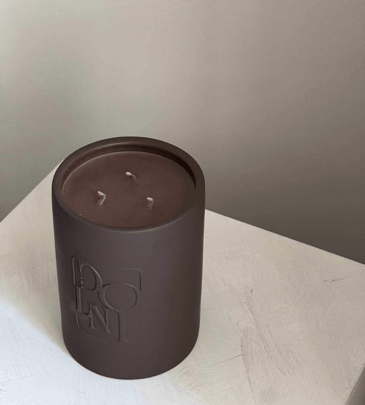 DOLNI CANDLE Dolni Large Brown Ceramic 600g Tobacco & Oud Candle House of Isabella UK