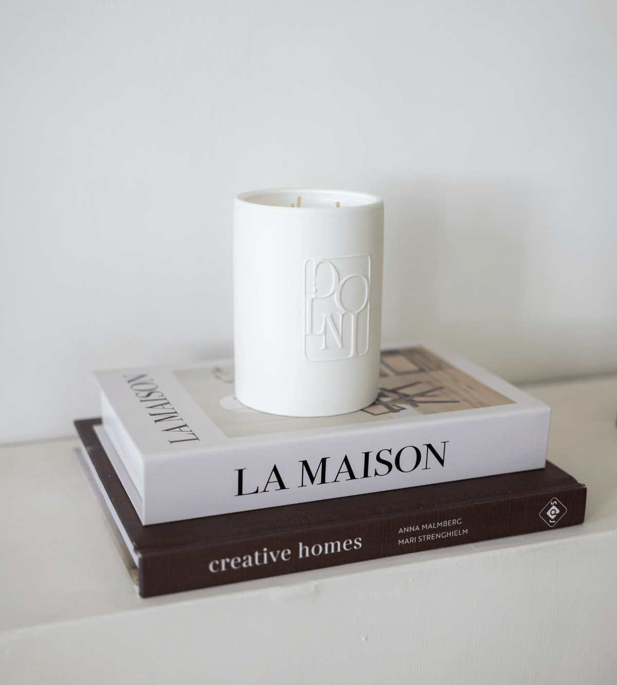 DOLNI CANDLE Dolni Large White Ceramic 600g Amber & Patchouli Candle House of Isabella UK