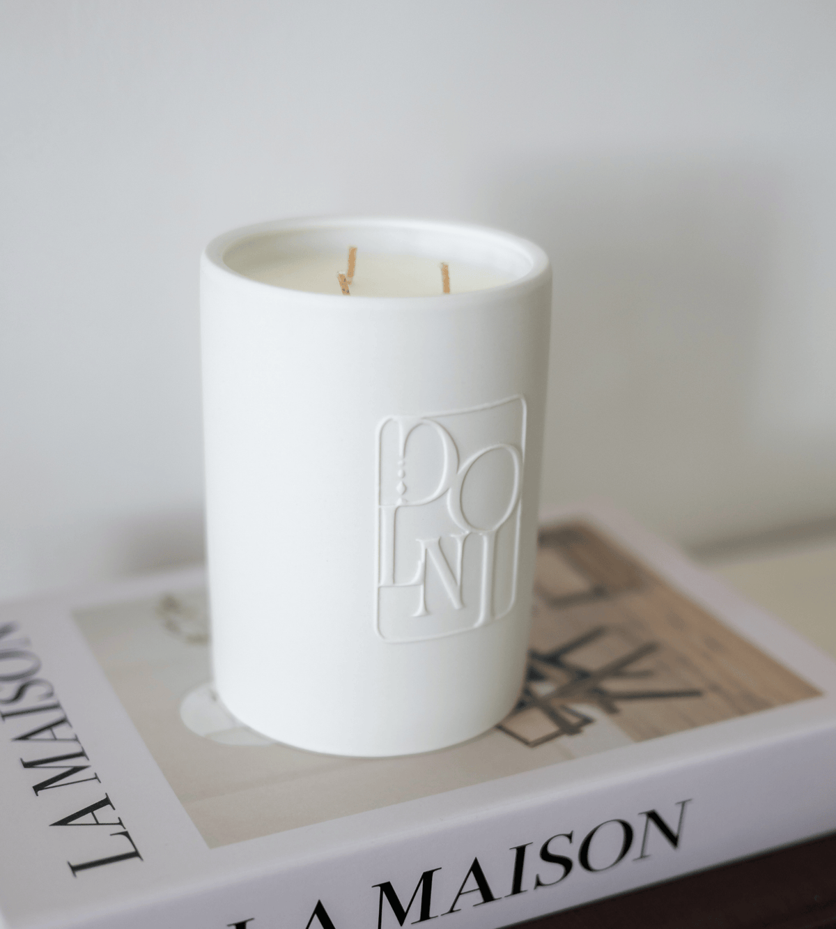 DOLNI CANDLE Dolni Large White Ceramic 600g Amber & Patchouli Candle House of Isabella UK