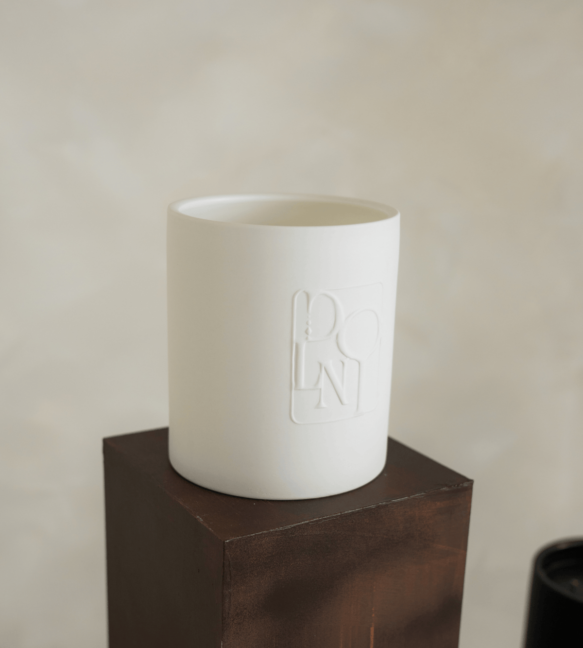DOLNI CANDLE Dolni XL White Ceramic 2200g Amber & Patchouli Candle House of Isabella UK
