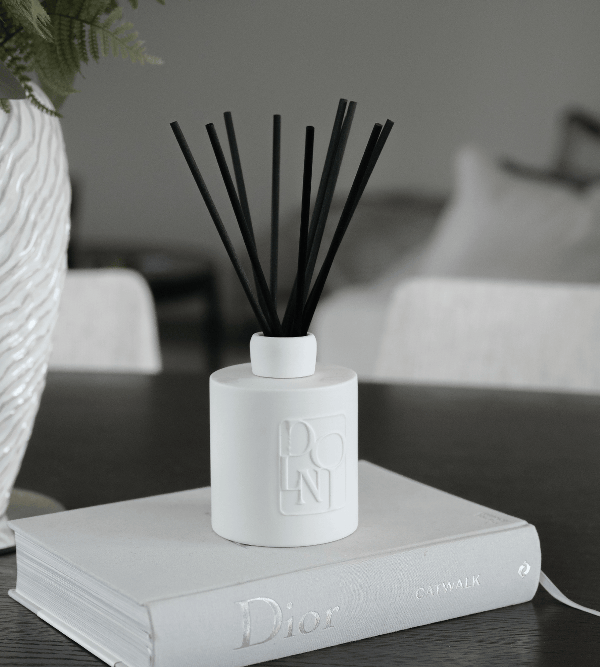 DOLNI REED DIFFUSER Black Dolni Large White Ceramic Blackberry Oud 500ml Reed Diffuser House of Isabella UK