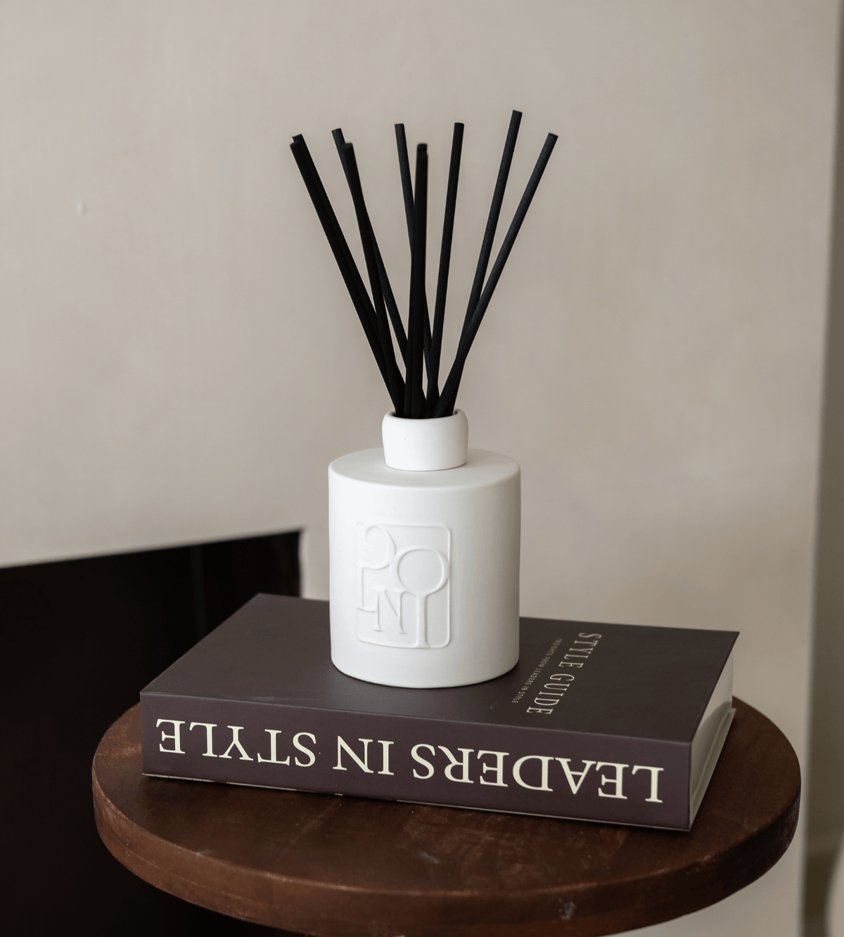 DOLNI REED DIFFUSER Dolni Large White Ceramic Blackberry Oud 500ml Reed Diffuser House of Isabella UK