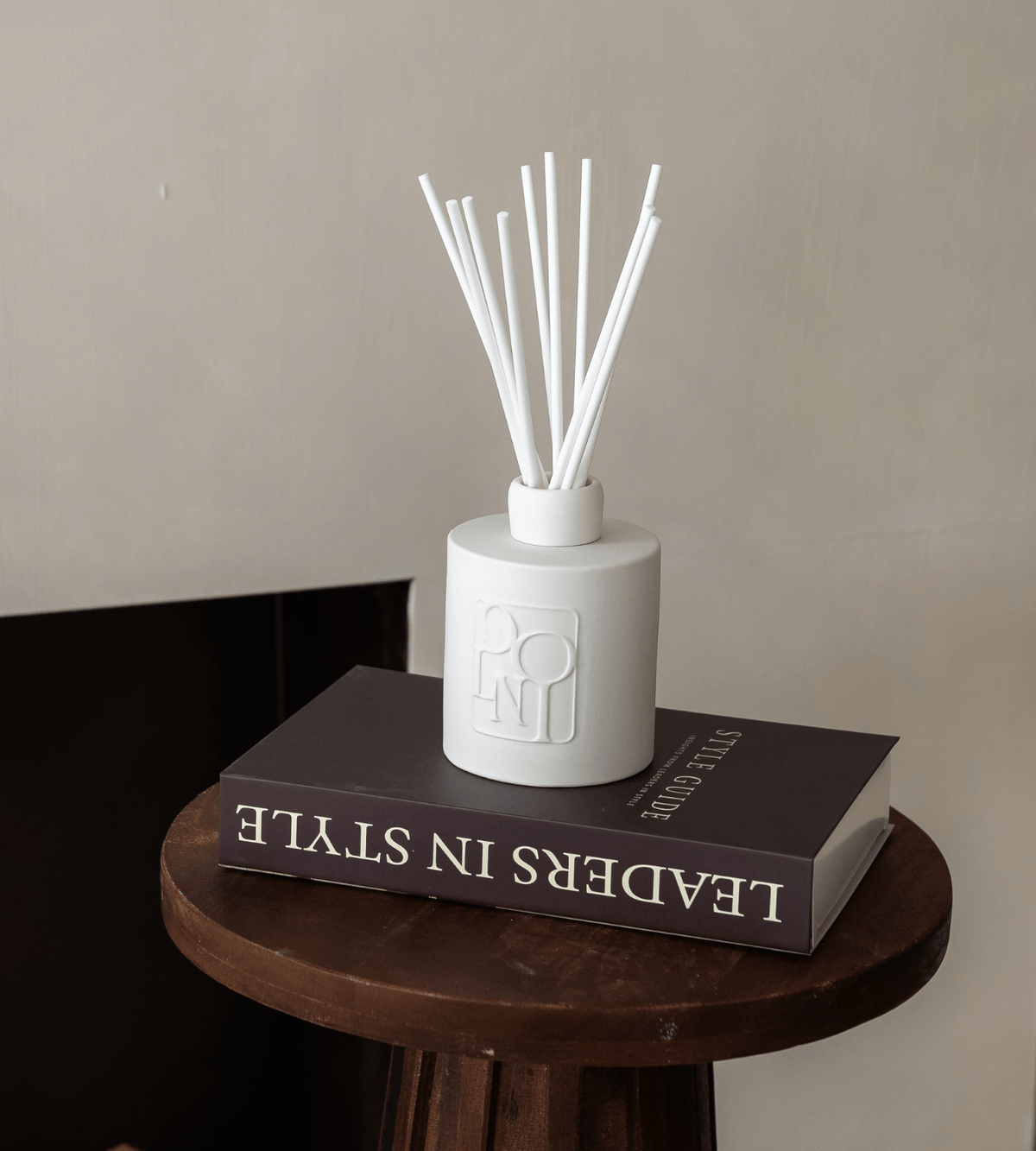 DOLNI REED DIFFUSER Dolni Large White Ceramic Blackberry Oud 500ml Reed Diffuser House of Isabella UK