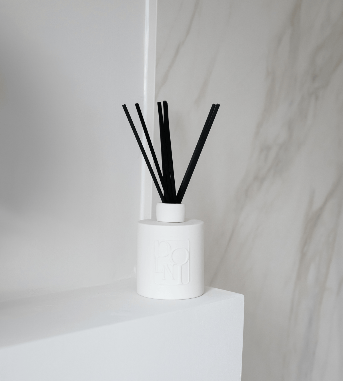 DOLNI REED DIFFUSER Dolni Large White Ceramic Blackberry Oud 500ml Reed Diffuser House of Isabella UK