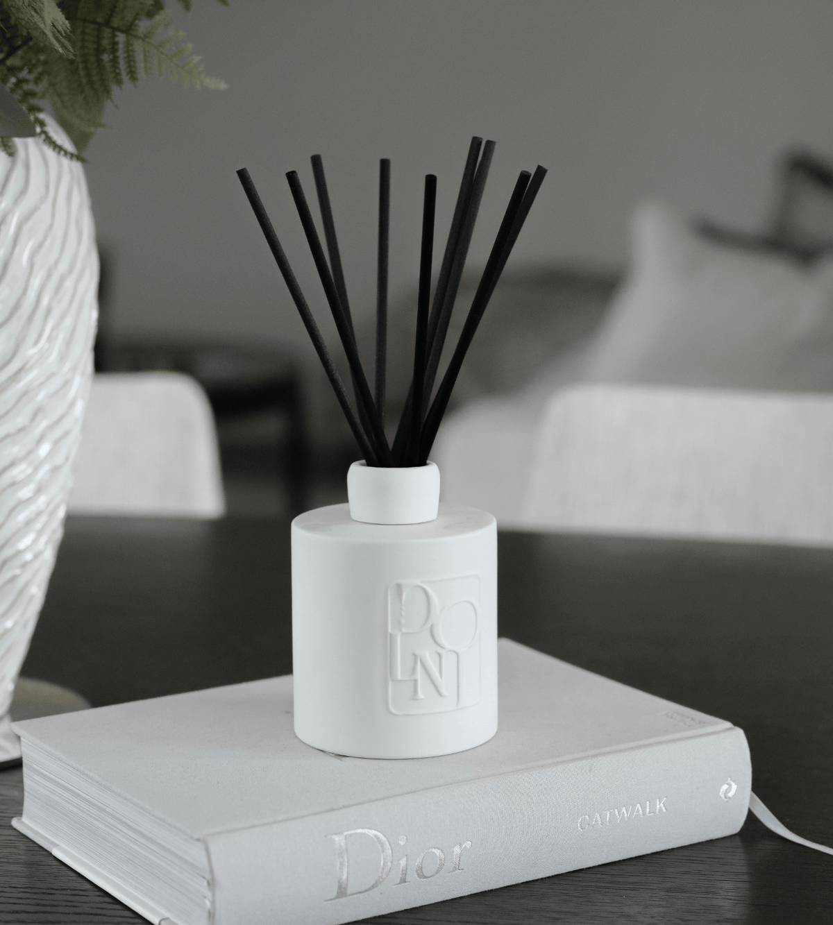 DOLNI REED DIFFUSER Dolni Large White Ceramic Blackberry Oud 500ml Reed Diffuser House of Isabella UK