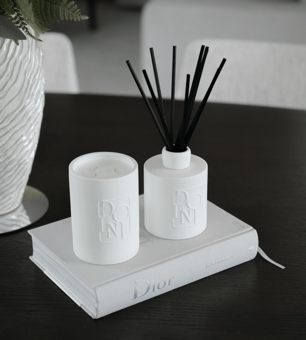 DOLNI REED DIFFUSER Dolni Large White Ceramic Blackberry Oud 500ml Reed Diffuser House of Isabella UK
