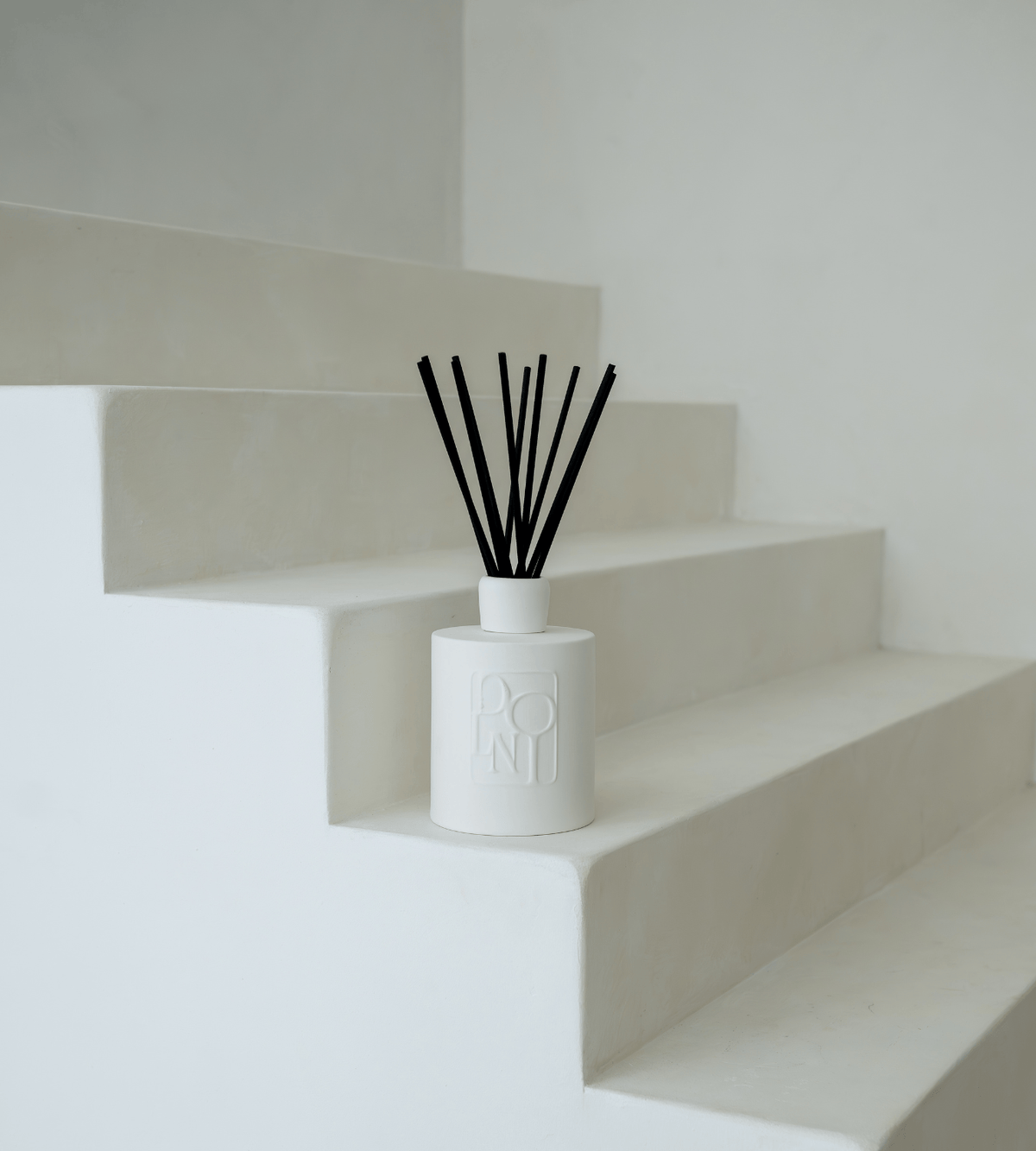 DOLNI REED DIFFUSER Dolni White Ceramic 1500ml Blackberry Oud Reed Diffuser House of Isabella UK