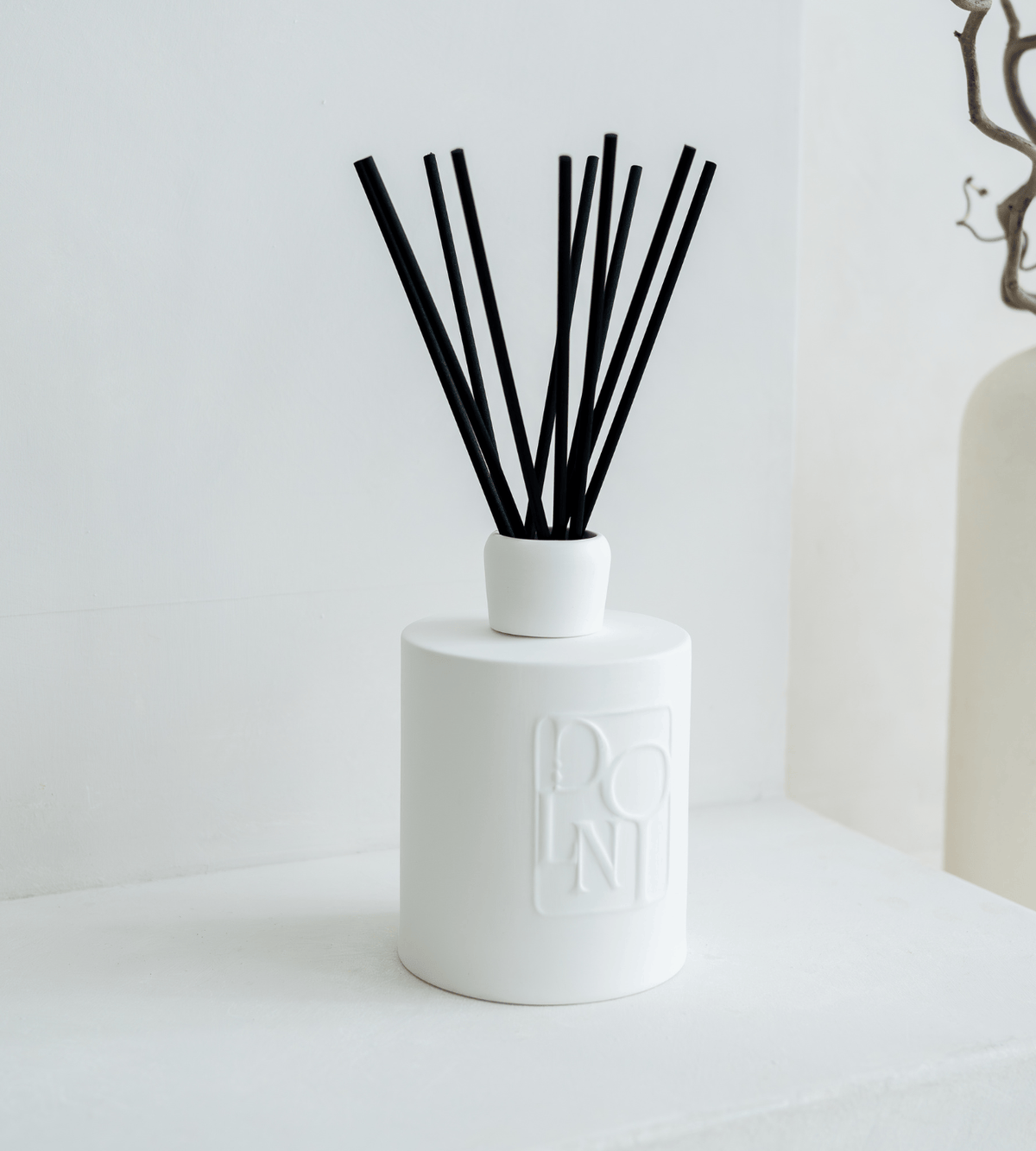 DOLNI REED DIFFUSER Dolni White Ceramic 1500ml Blackberry Oud Reed Diffuser House of Isabella UK