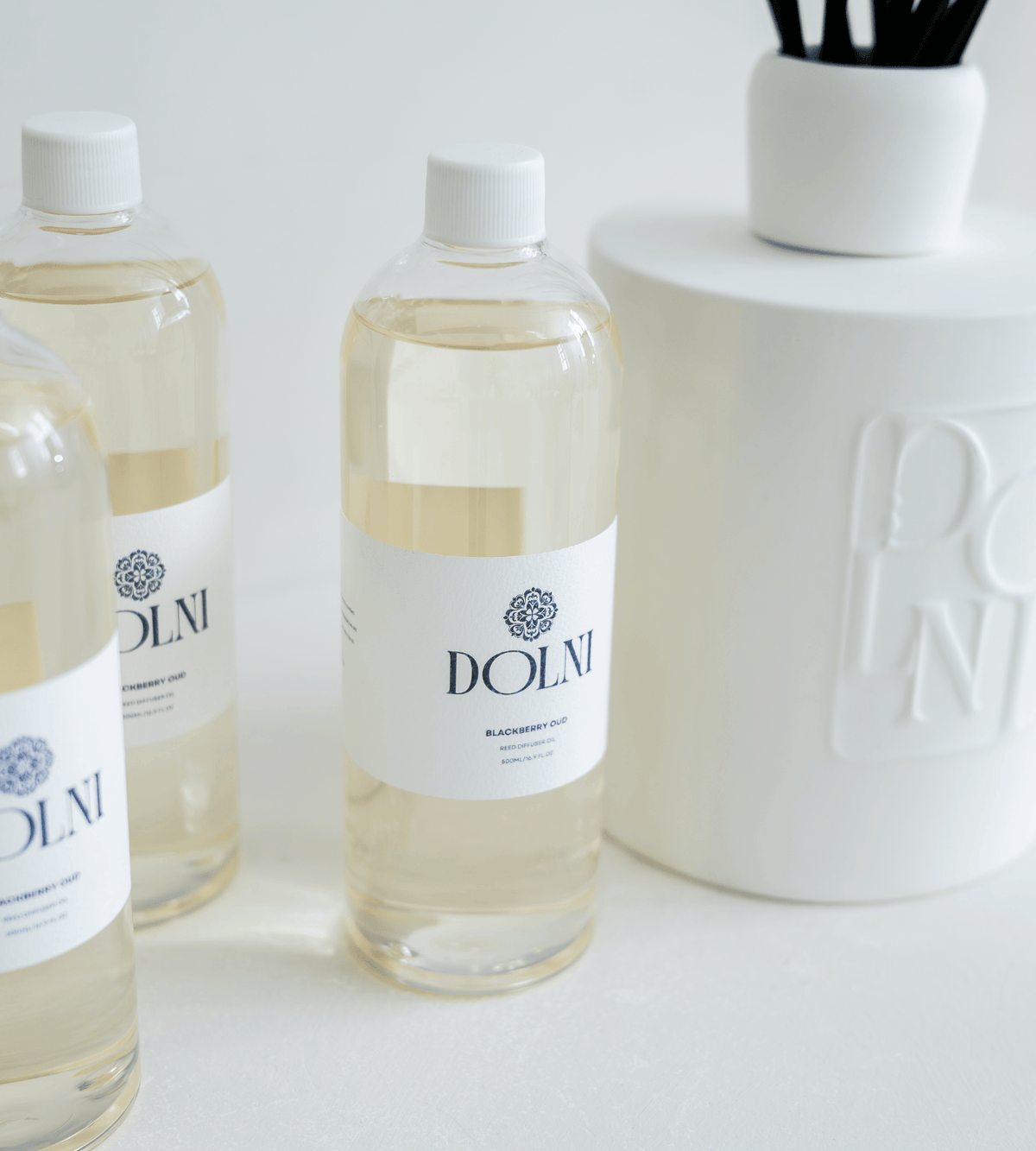 DOLNI REED DIFFUSER Dolni White Ceramic 1500ml Blackberry Oud Reed Diffuser House of Isabella UK