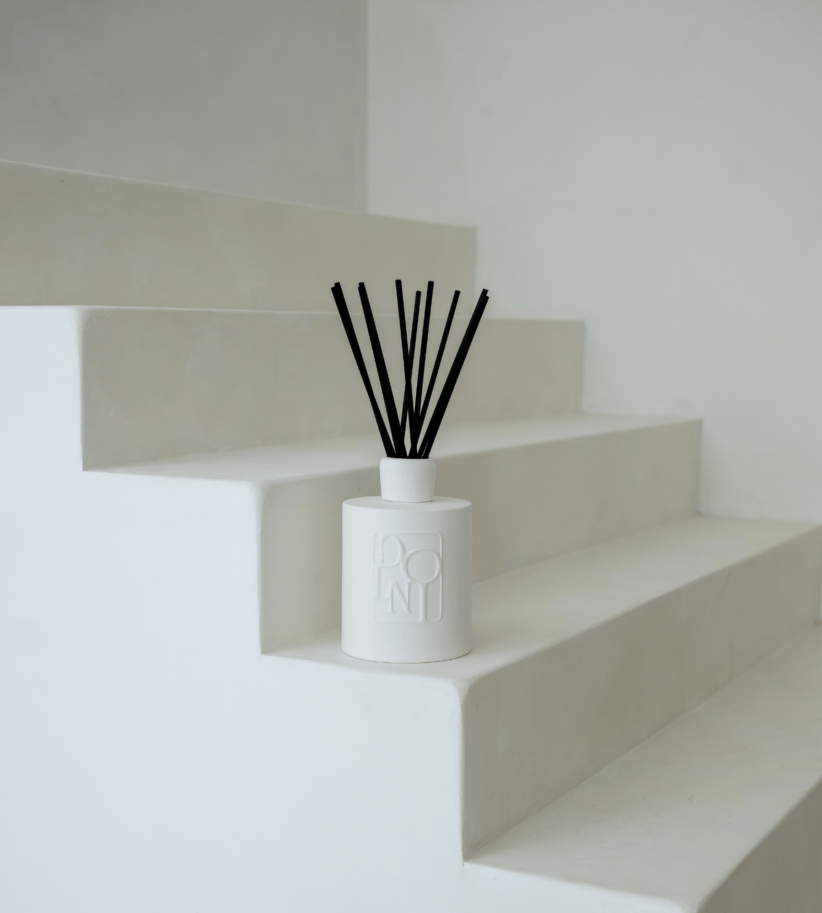 DOLNI REED DIFFUSER Dolni White Ceramic 1500ml Blackberry Oud Reed Diffuser House of Isabella UK
