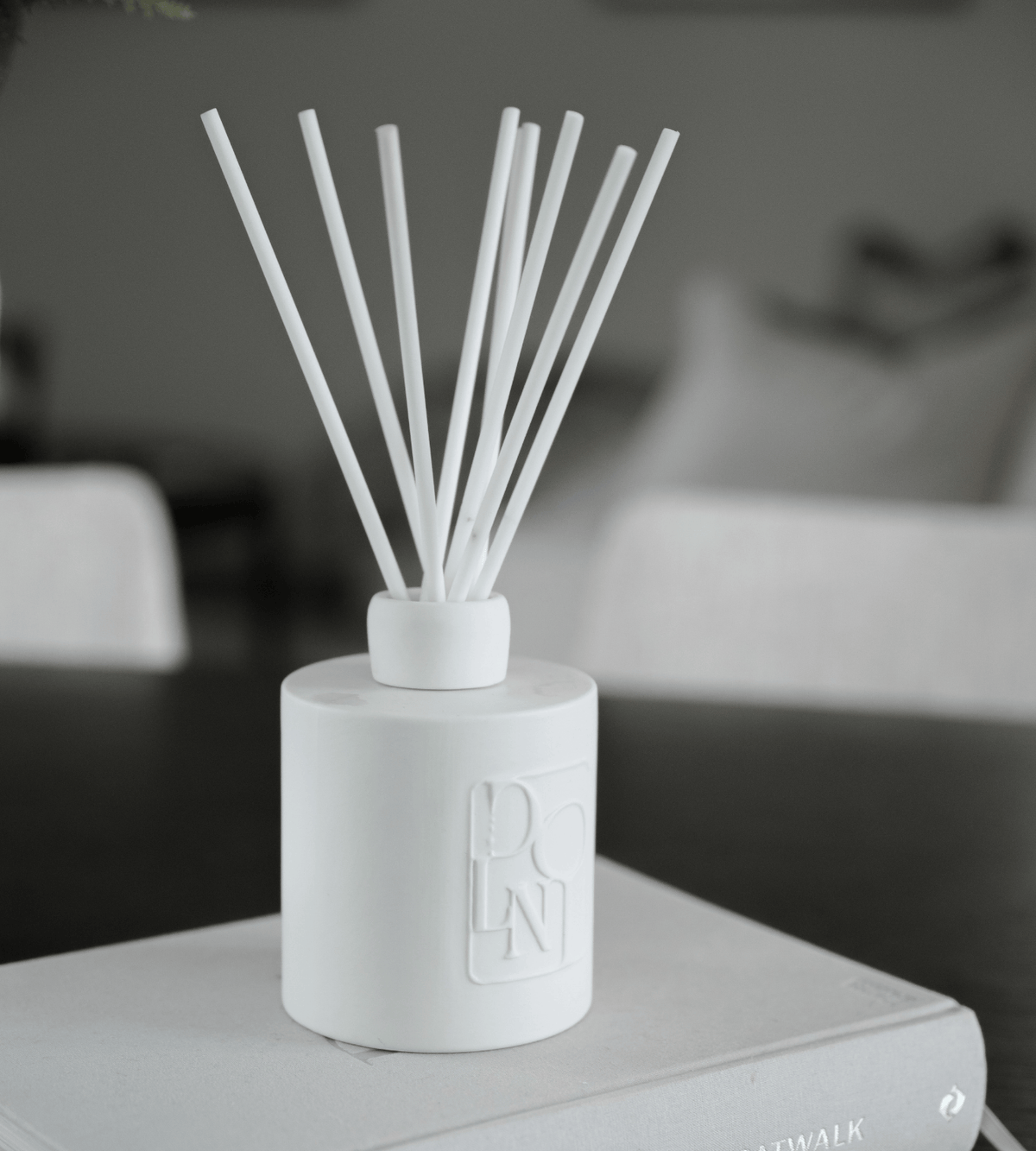 DOLNI REED DIFFUSER White Dolni Large White Ceramic Blackberry Oud 500ml Reed Diffuser House of Isabella UK