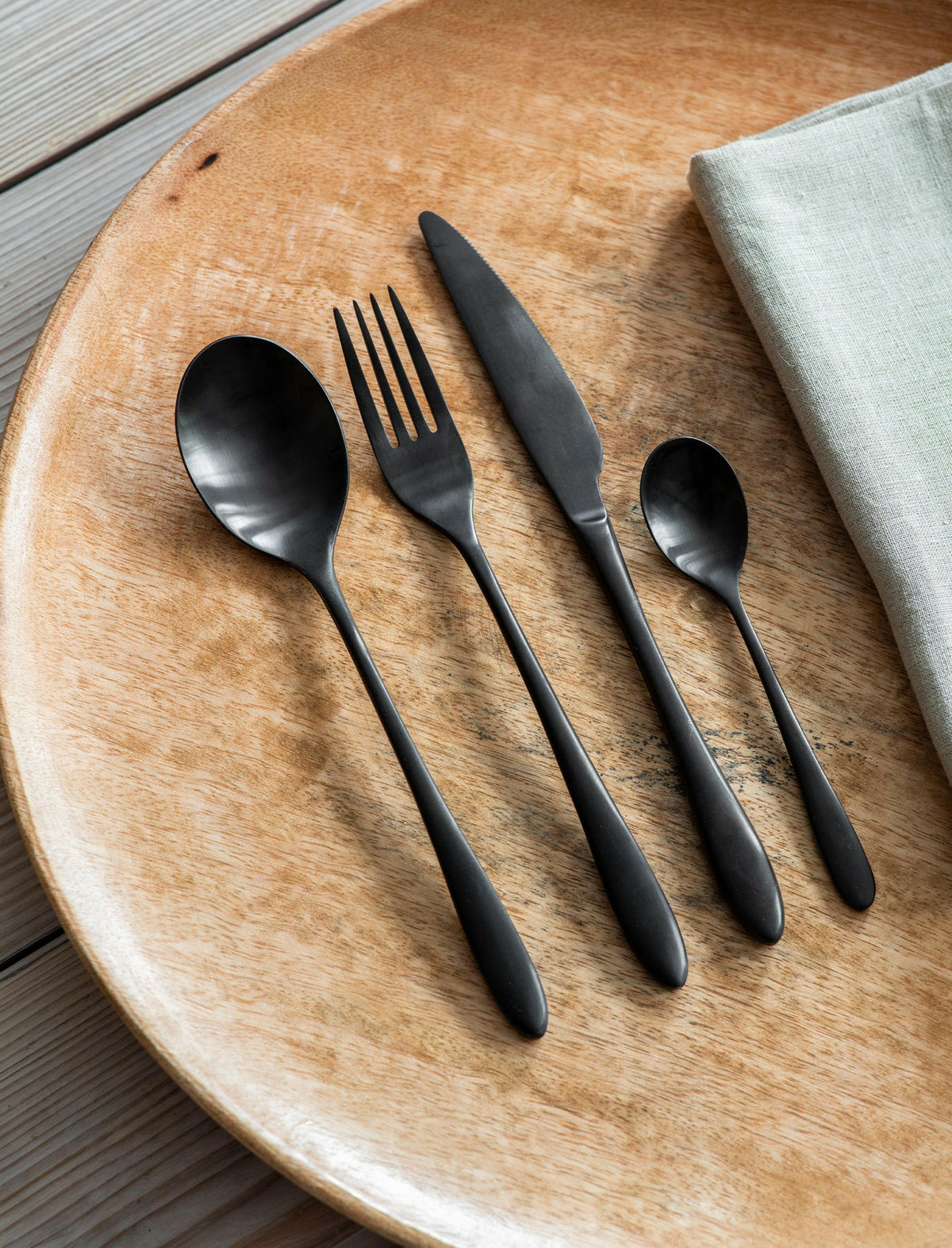 16 Piece Cutlery Set - Black.