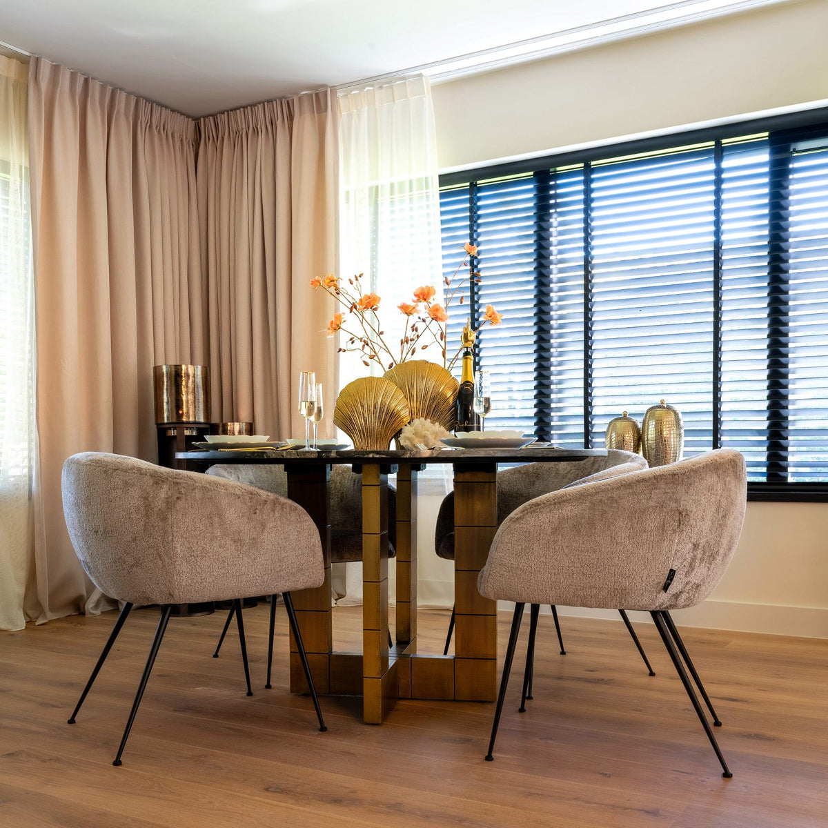 Richmond Interiors Dining Dining table Collada 130Ø (Black/gold) House of Isabella UK