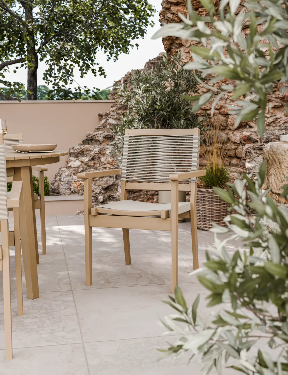 Royalcraft Outdoor Furniture Roma 4 Seater Round Sunray with Terrazzo Insert Dining Set with Roma Rope Stacking Chairs House of Isabella UK