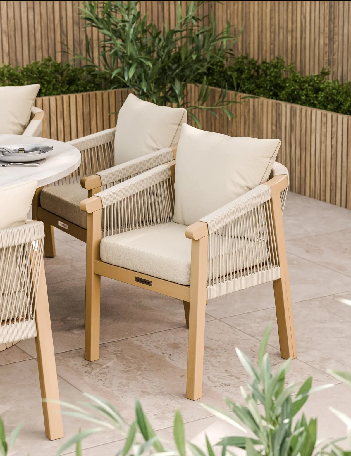 Royalcraft Outdoor Furniture Saturn 8 Seater Ellipse D Conical Dining Set with Roma Dining Chairs House of Isabella UK