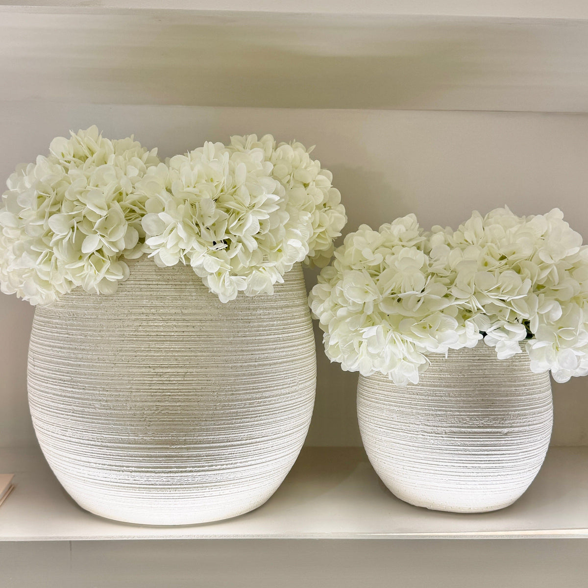 Tranquillity Medium Neutral Round Textured Planter