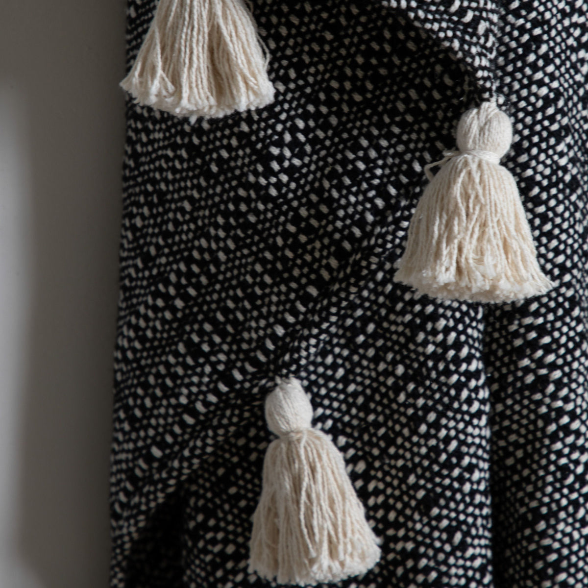 Hockley Throw with Tassels Black.