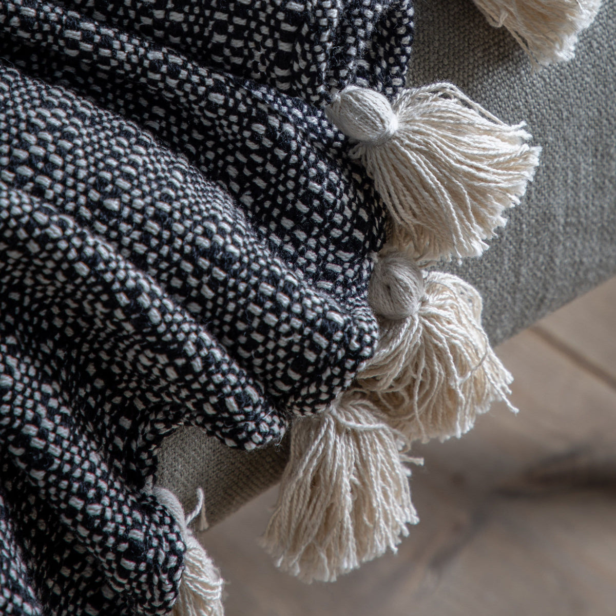 Hockley Throw with Tassels Black.