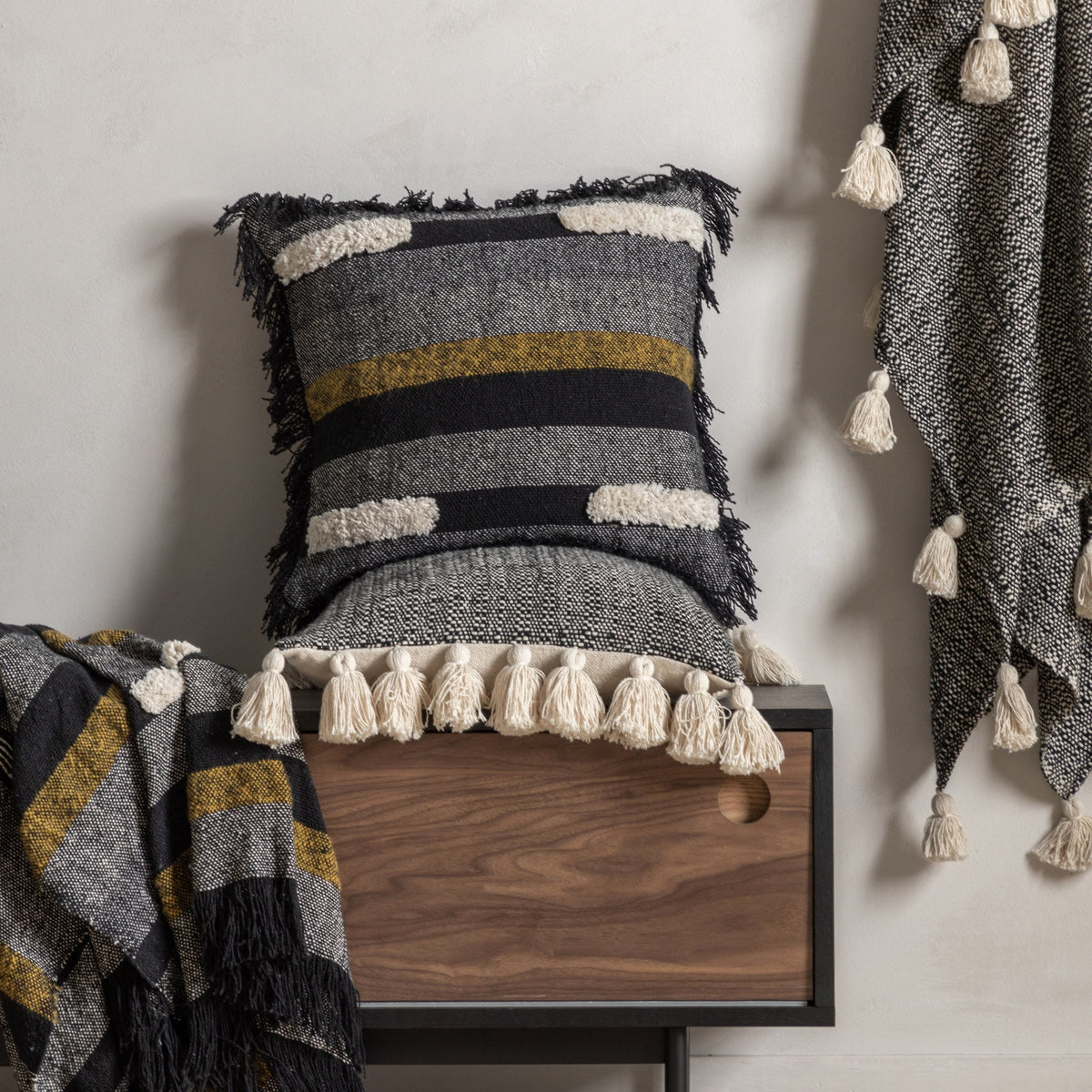 Hockley Throw with Tassels Black.