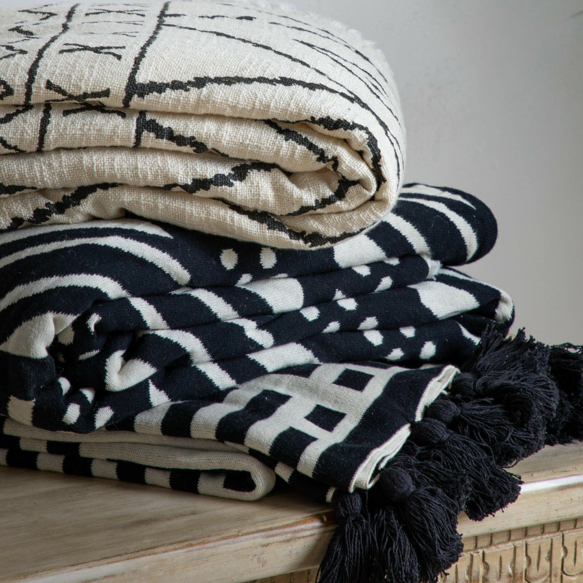 Devoran Knitted Tassel Throw Black.