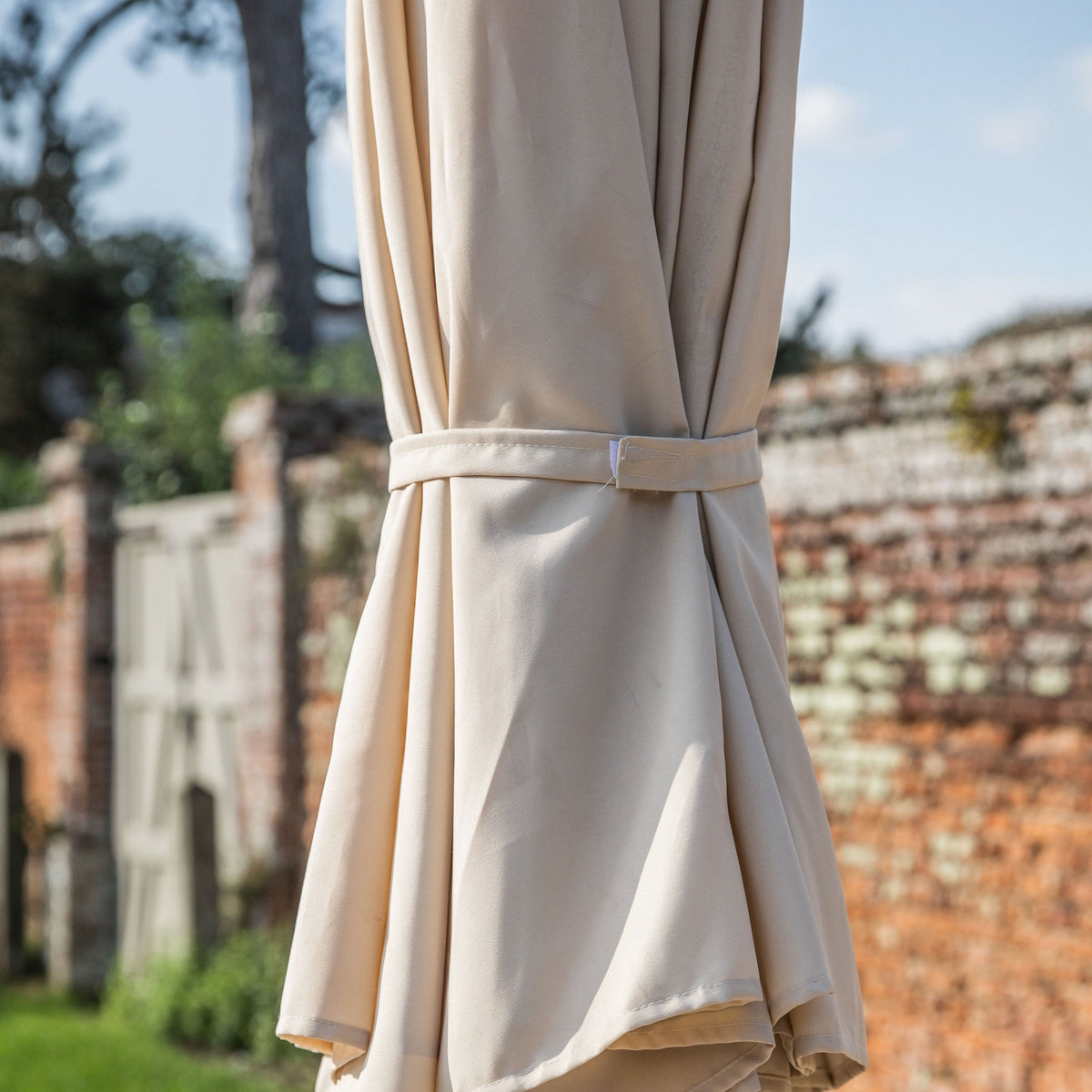 Heelands 3m Cantilever Parasol Cream.