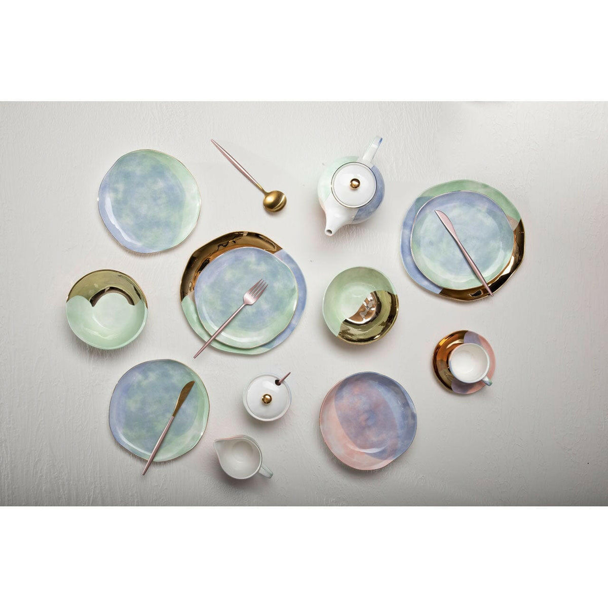 Avie 16 Pc Pink / Gold Finish Cutlery Set.