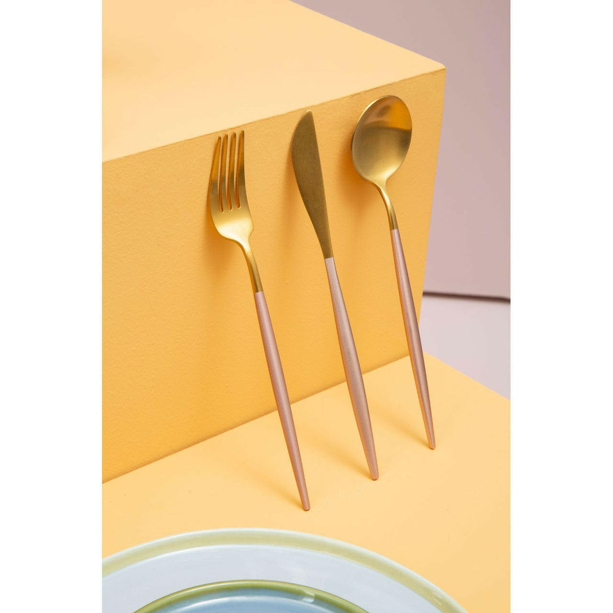 Avie 16 Pc Pink / Gold Finish Cutlery Set.