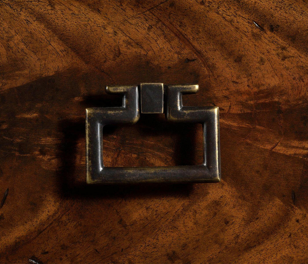 Jonathan Charles Chest of Drawers Sheraton in Brown Mahogany.